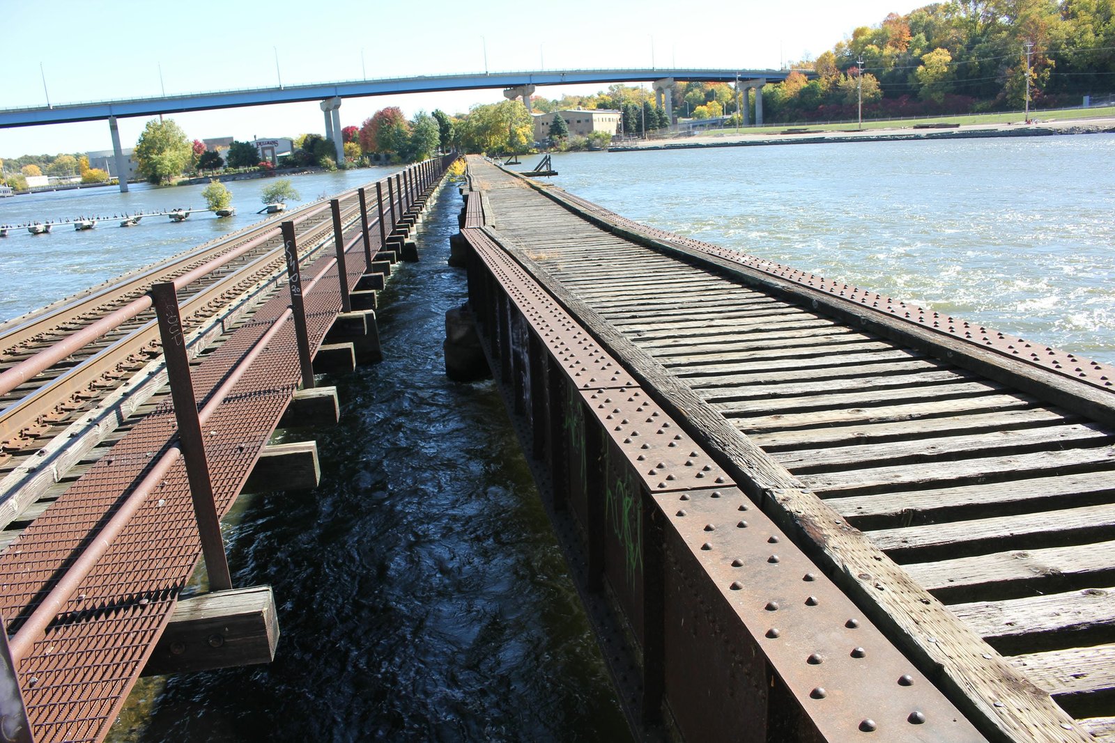 Details of west spans.  Milwaukee Road bridge on right, C&NW bridge on left